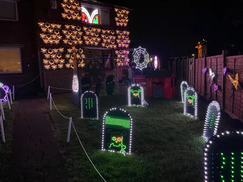 Hodgson Family Halloween Lights